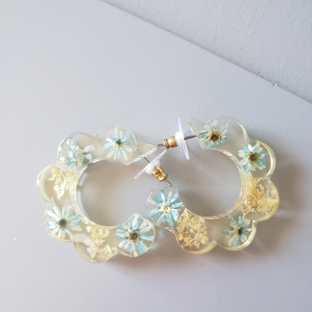 Vintage Lucite pressed flower hoop earrings